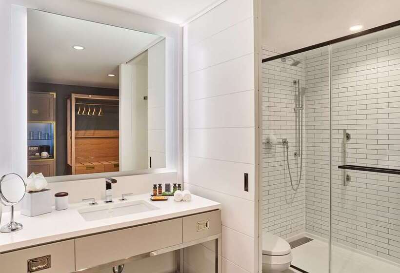 스탠다드 룸 킹사이즈 침대, The Charter Hotel Seattle, Curio Collection By Hilton