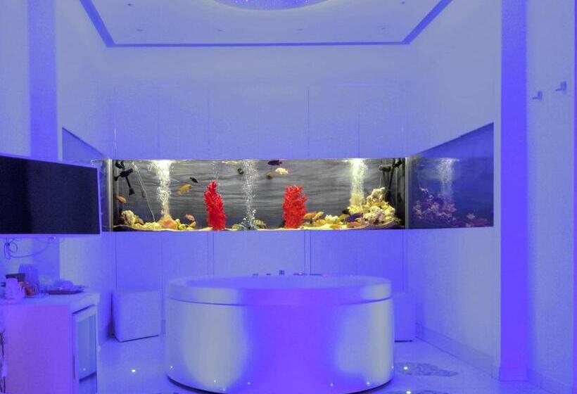 מיטת קינג בסוויטה, Aquaboutique Wellness&spa