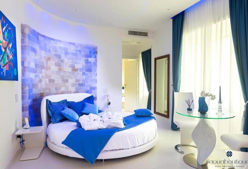 מיטת קינג בסוויטה, Aquaboutique Wellness&spa