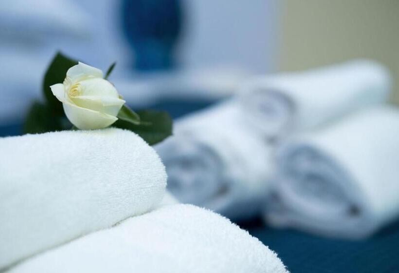 מיטת קינג בסוויטה, Aquaboutique Wellness&spa