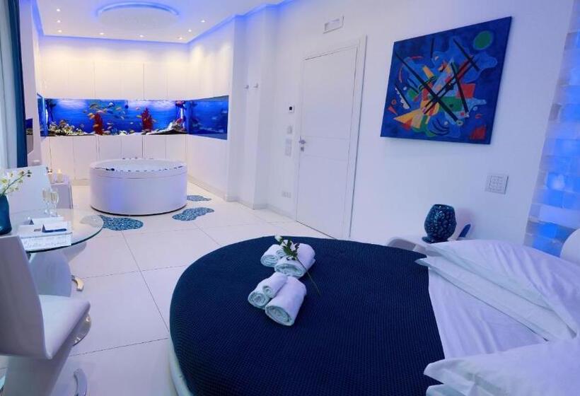 מיטת קינג בסוויטה, Aquaboutique Wellness&spa