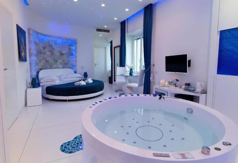 מיטת קינג בסוויטה, Aquaboutique Wellness&spa