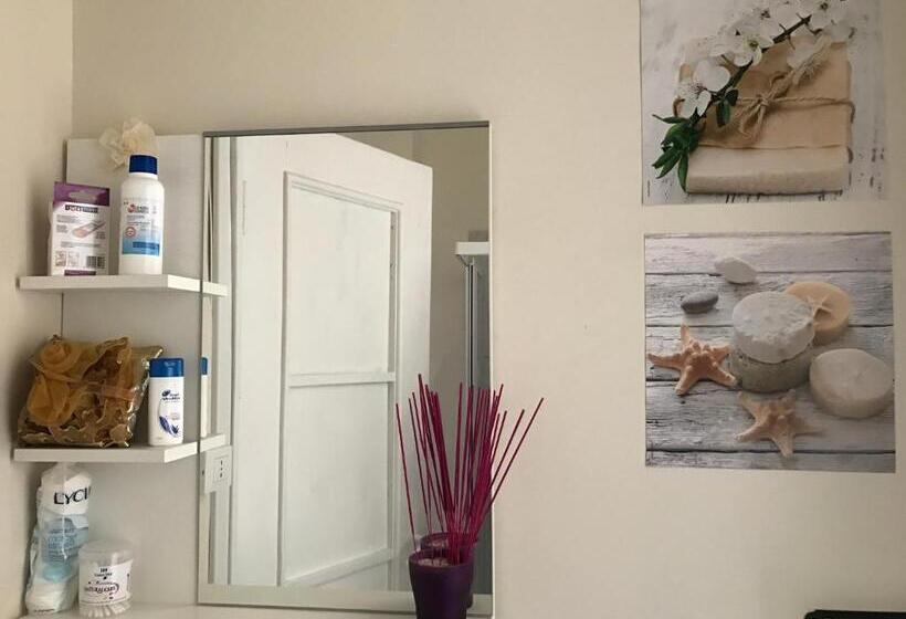 اتاق استاندارد چهارنفره با سرویس بهداشتی مشترک, B&b Piazza Della Vittoria