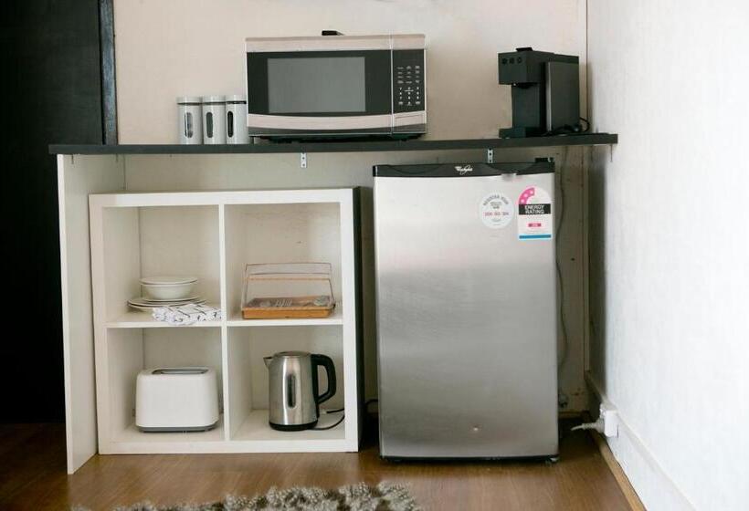 اتاق اکونومی, Breakaway Views 374 Alp St