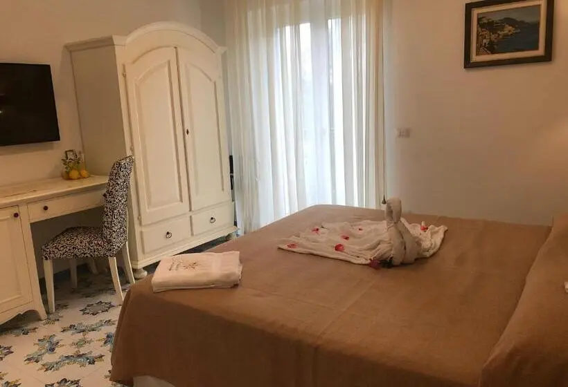 اتاق اساندارد با چشم‌انداز جانبی به دریا, Nonno Francesco B&b