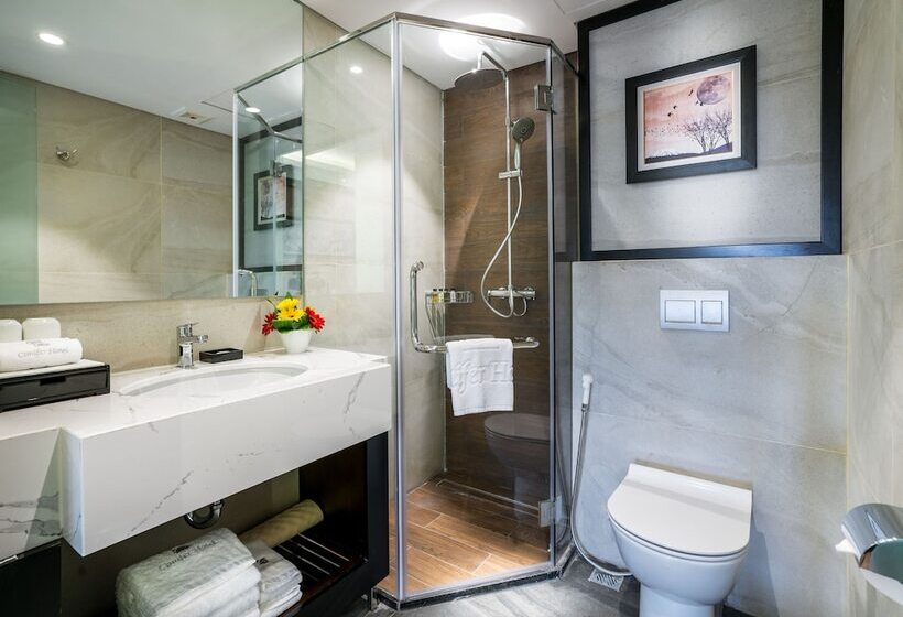 استودیو خانوادگی, Conifer Grand