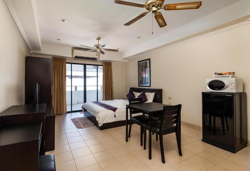 شقة غرفة واحدة, The Classroom