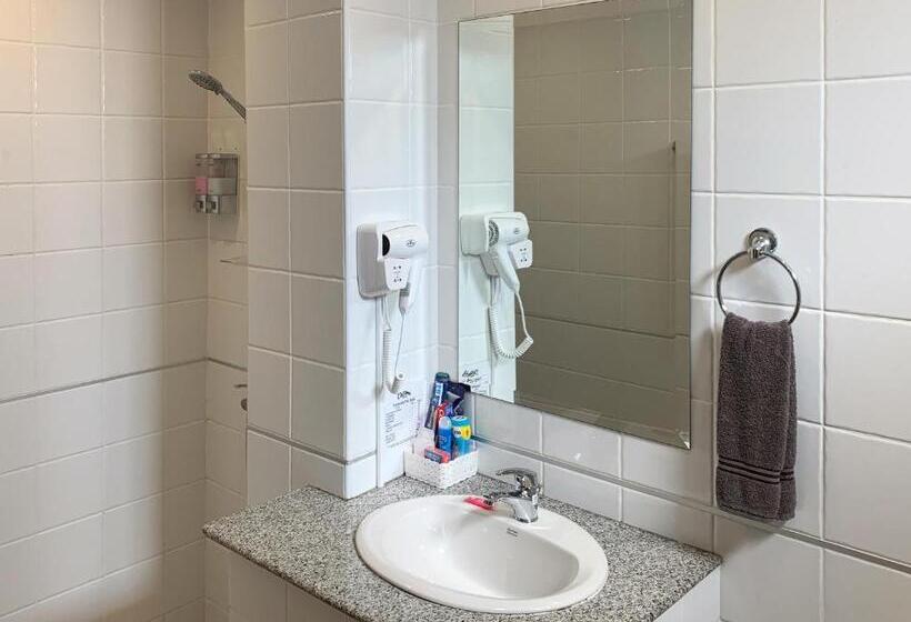 غرفة قياسية, The Classroom