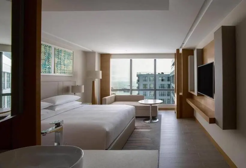 Deluxe Room King Size Bed