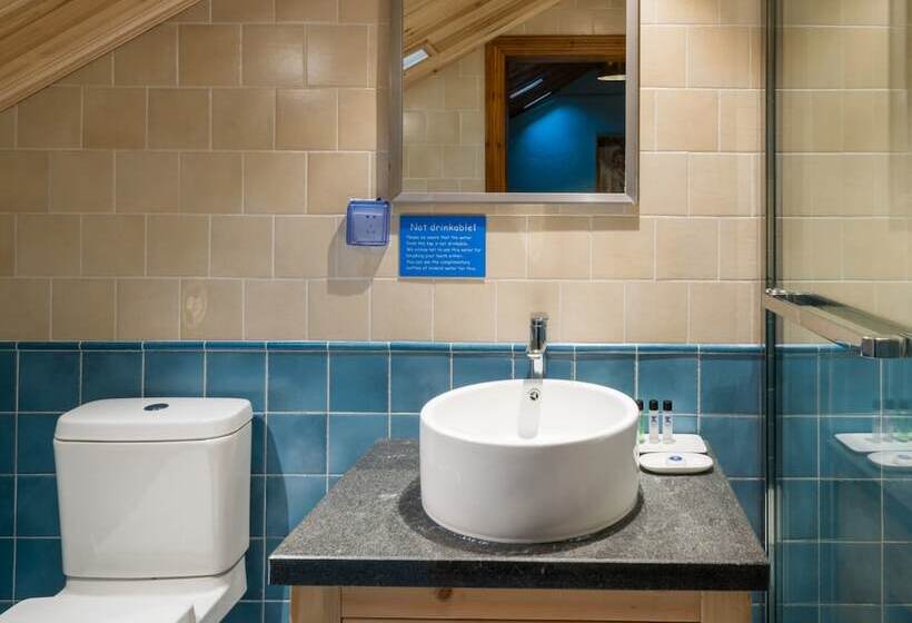 חדר סטנדרט לשלושה, The Giggling Tree