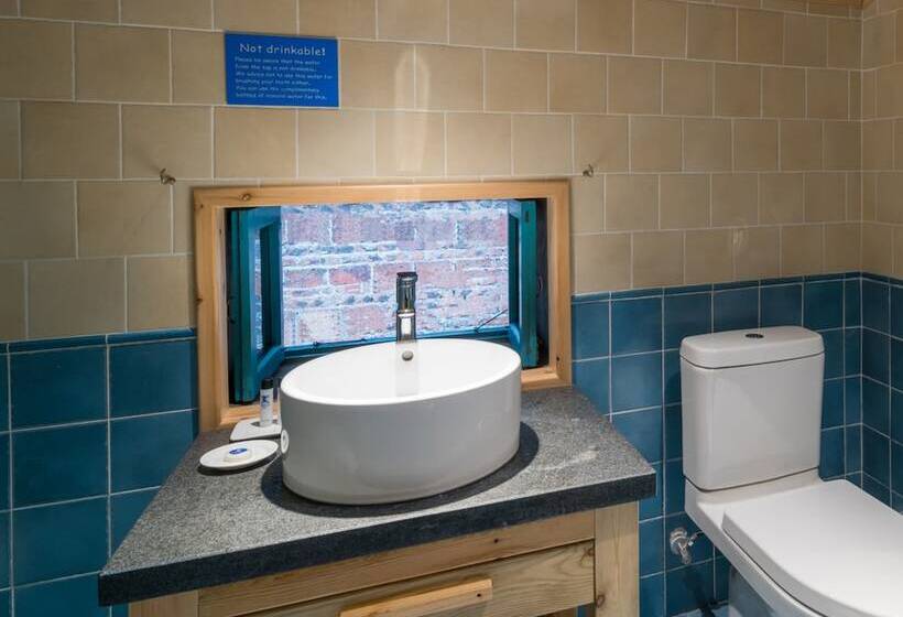 חדר סטנדרט לשלושה, The Giggling Tree