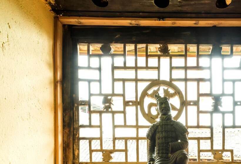 חדר סטנדרט לשלושה, The Giggling Tree