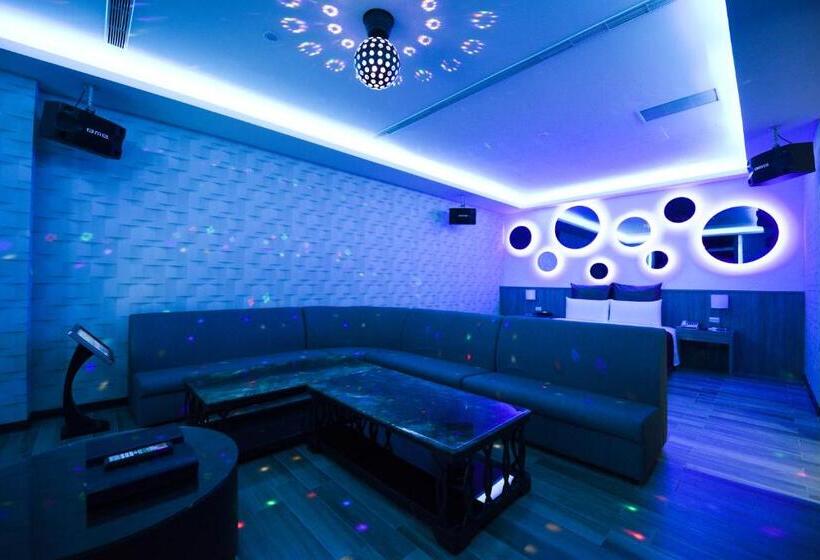 اتاق لوکس, Belle Song Motel