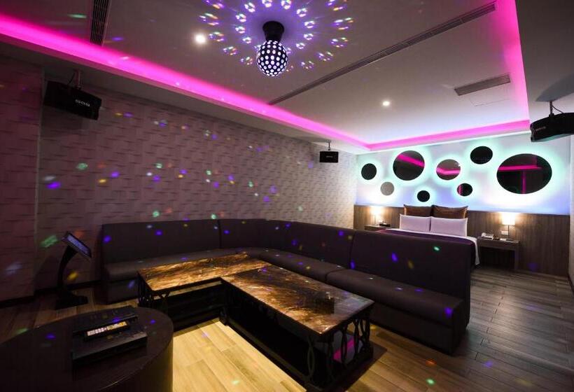 اتاق لوکس, Belle Song Motel