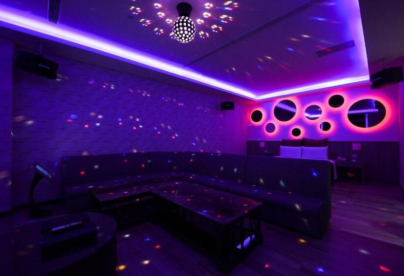 اتاق لوکس, Belle Song Motel