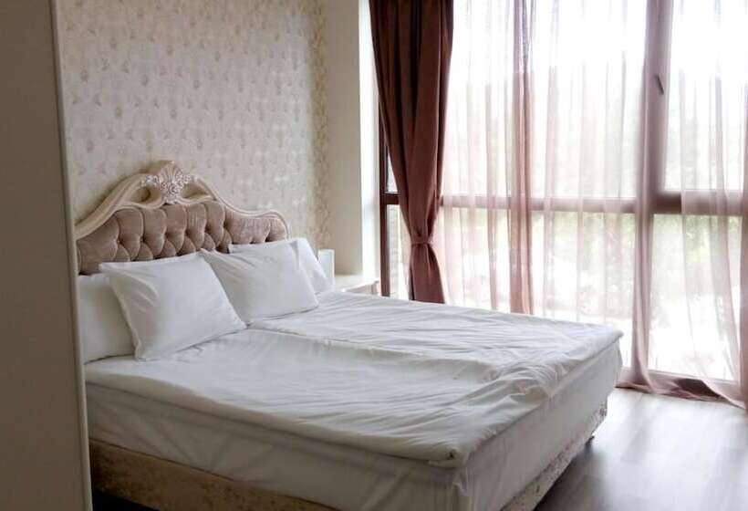 استودیوی استاندارد, Apolonia Resort