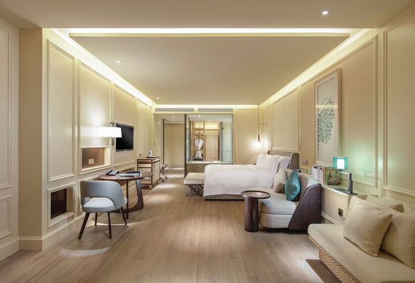 オーシャンビューのプレミアムルーム。, Hilton Dalian Golden Pebble Beach Resort