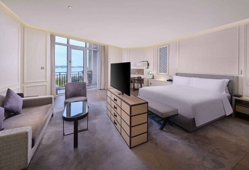 オーシャンビューのプレミアムルーム。, Hilton Dalian Golden Pebble Beach Resort