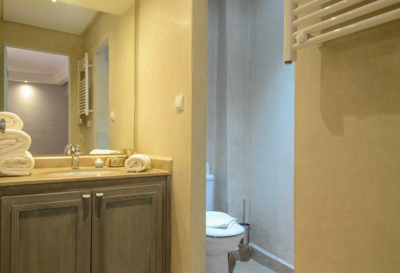 اتاق لوکس, Riad Ayni