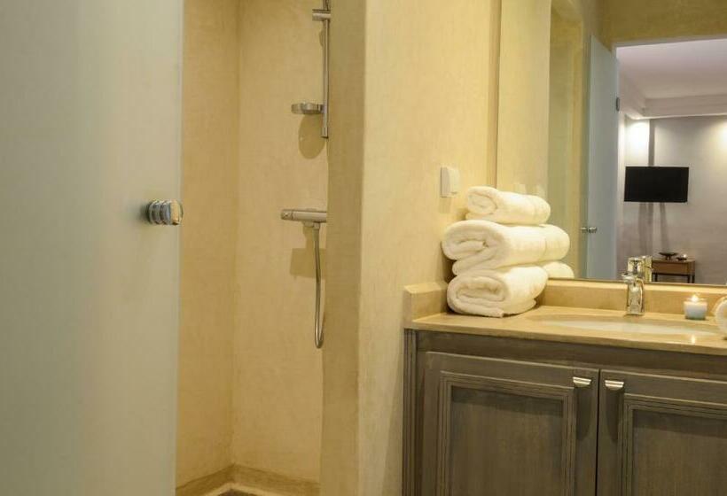 اتاق لوکس, Riad Ayni