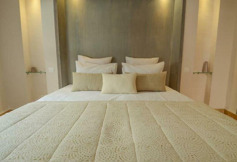 اتاق لوکس, Riad Ayni