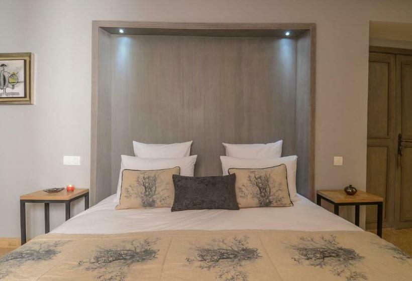 اتاق لوکس, Riad Ayni