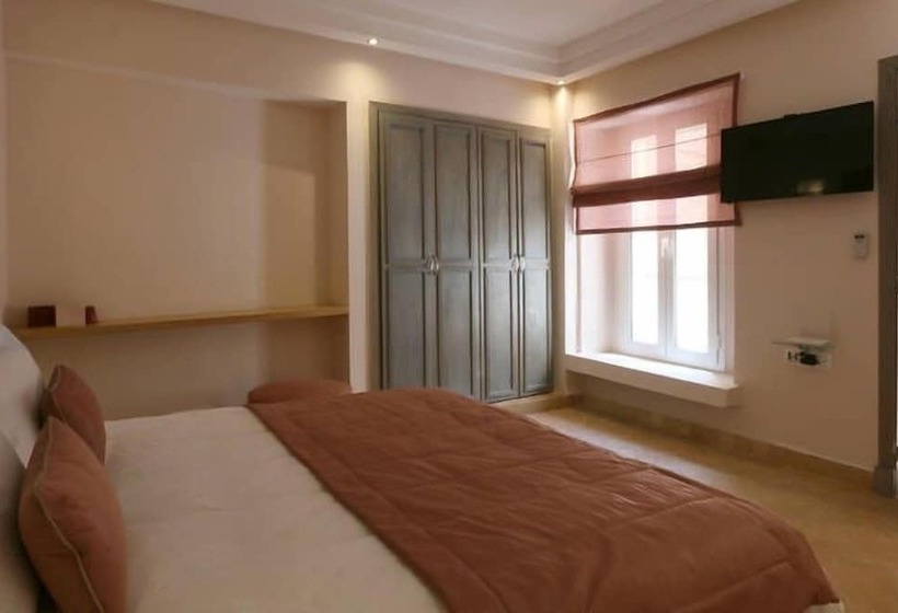 اتاق لوکس, Riad Ayni