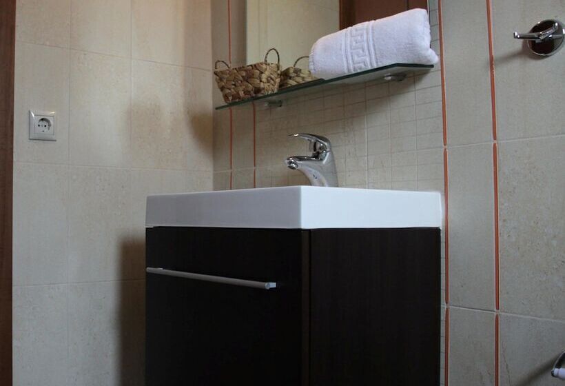 חדר סטנדרט לשלושה, Arxontiko Krana