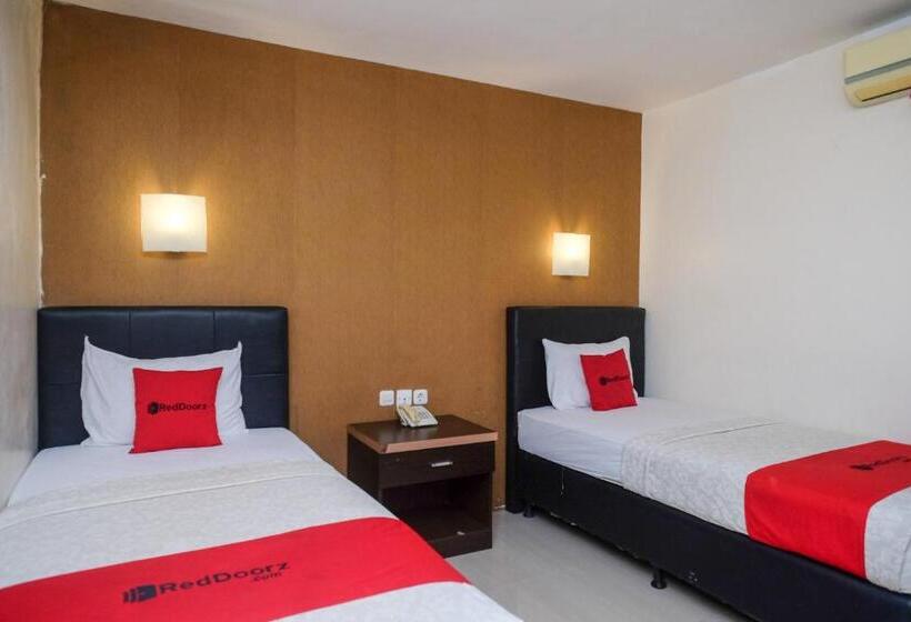 Номер Deluxe, Reddoorz Plus At Grand Populer