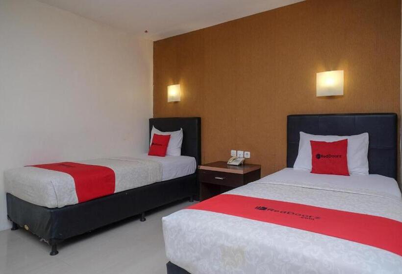 Номер Deluxe, Reddoorz Plus At Grand Populer