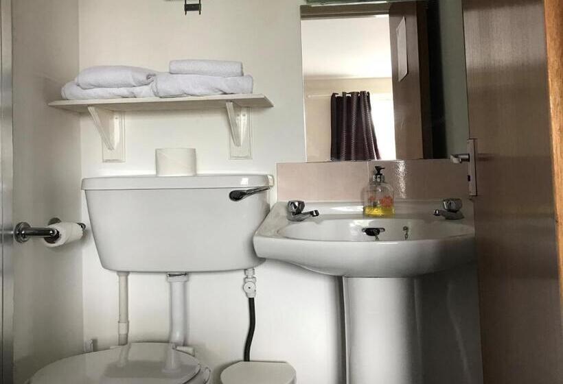 חדר סטנדרט לשלושה, The Old Coach House