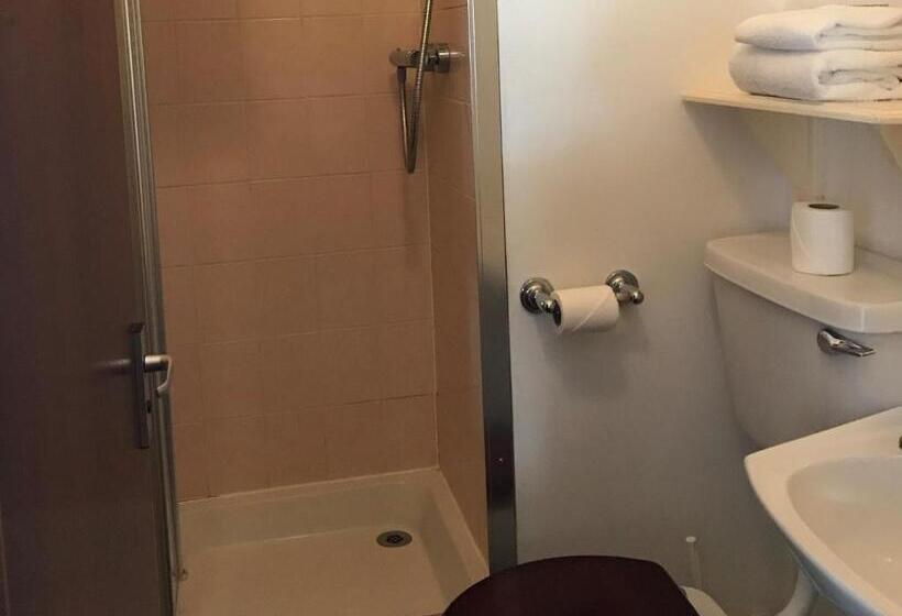 חדר בסיסי, The Old Coach House