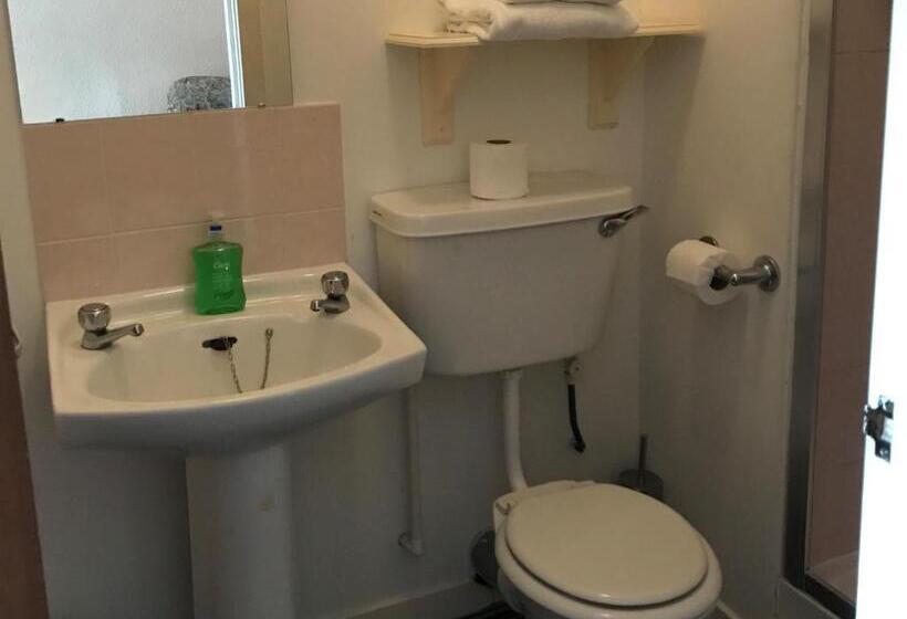 חדר בסיסי, The Old Coach House