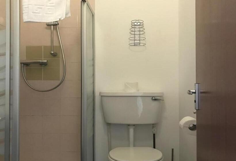 חדר בסיסי, The Old Coach House