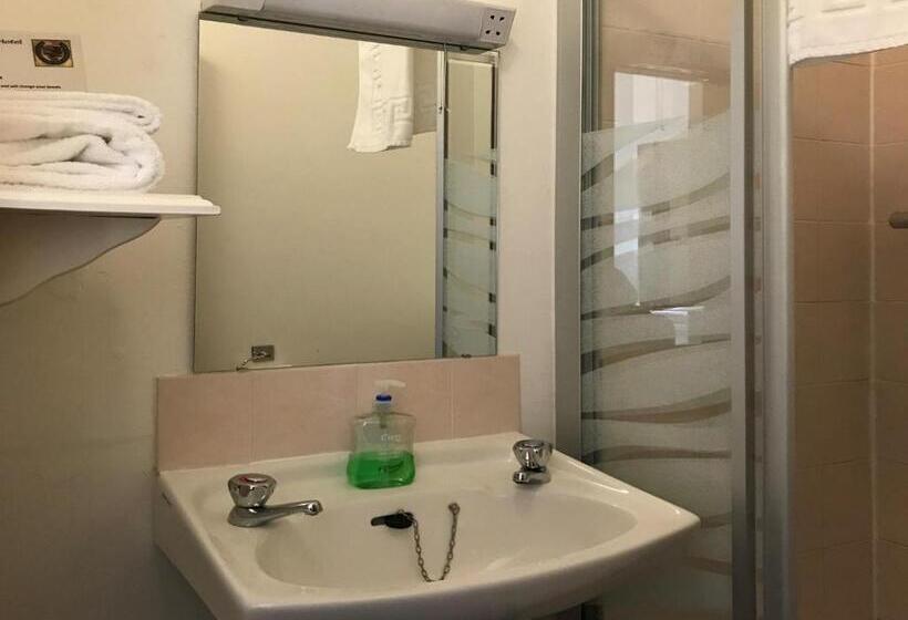 חדר בסיסי, The Old Coach House