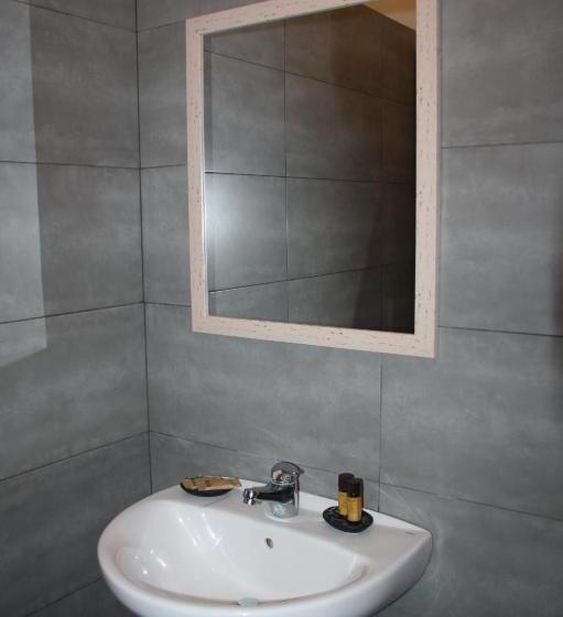 اتاق سه نفره سوپریور با چشم‌انداز دریا, Central House