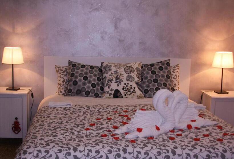 اتاق سه نفره سوپریور با چشم‌انداز دریا, Central House