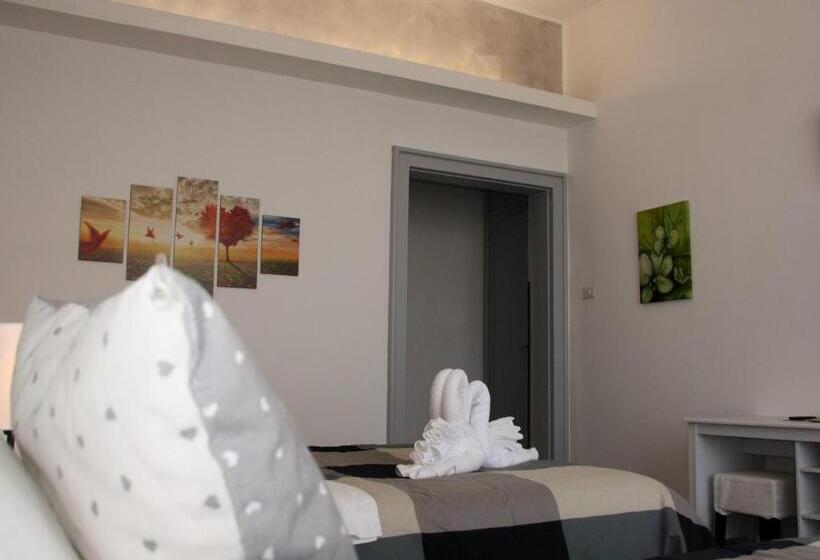 اتاق سه نفره سوپریور با چشم‌انداز دریا, Central House