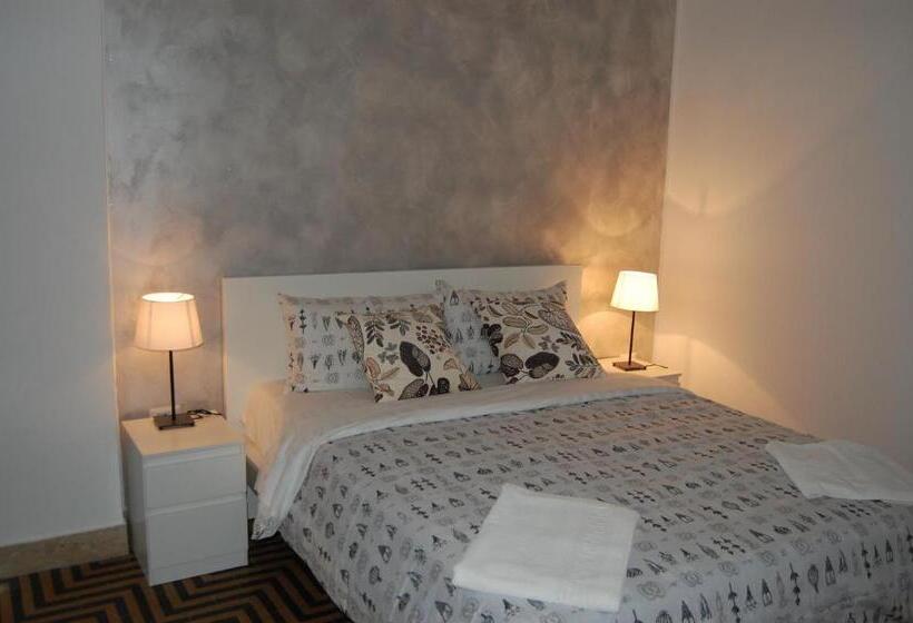 اتاق استاندارد سه نفره, Central House