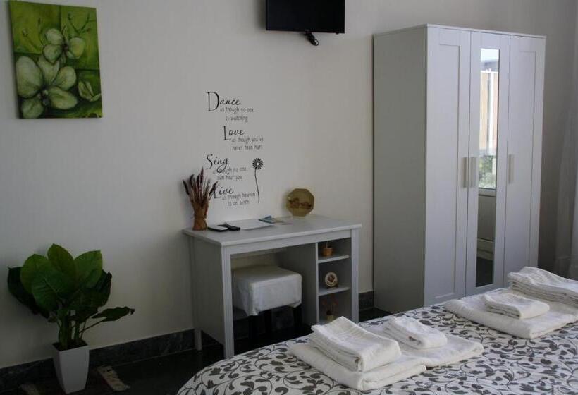 اتاق سه نفره سوپریور با چشم‌انداز دریا, Central House