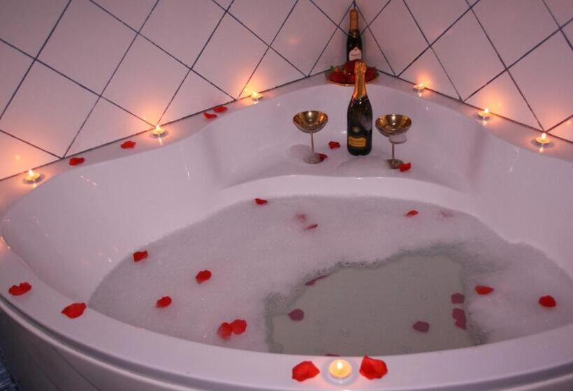 اتاق سه نفره سوپریور با چشم‌انداز دریا, Central House