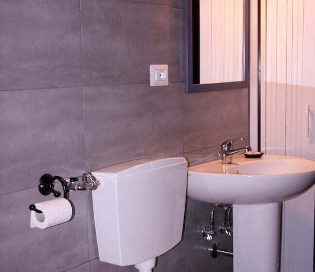 اتاق استاندارد سه نفره, Central House