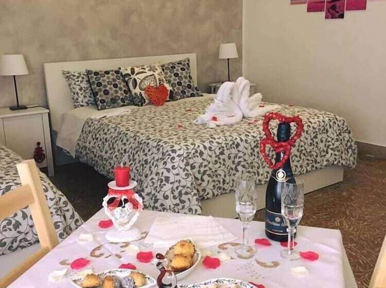 اتاق استاندارد سه نفره, Central House