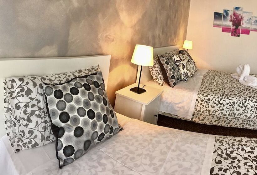 اتاق استاندارد سه نفره, Central House