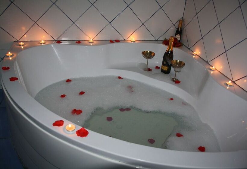 اتاق سه نفره سوپریور با چشم‌انداز دریا, Central House