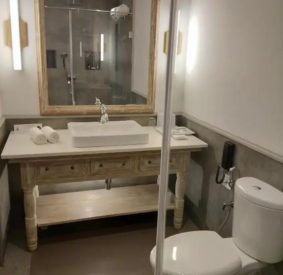 キングサイズベッドのスタンダードルーム, Andores Resort And Spa Calangute