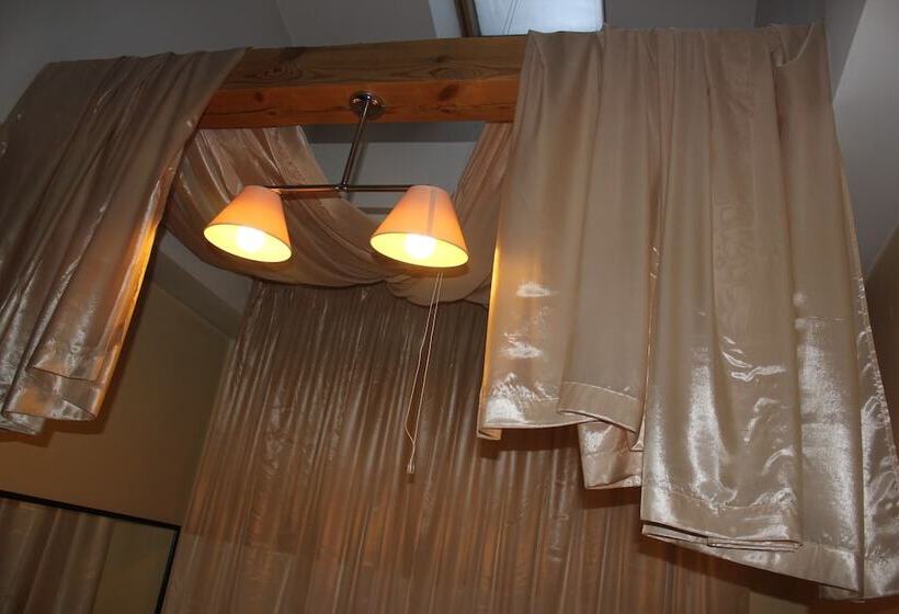 חדר אקונומי, Antis House Uninn