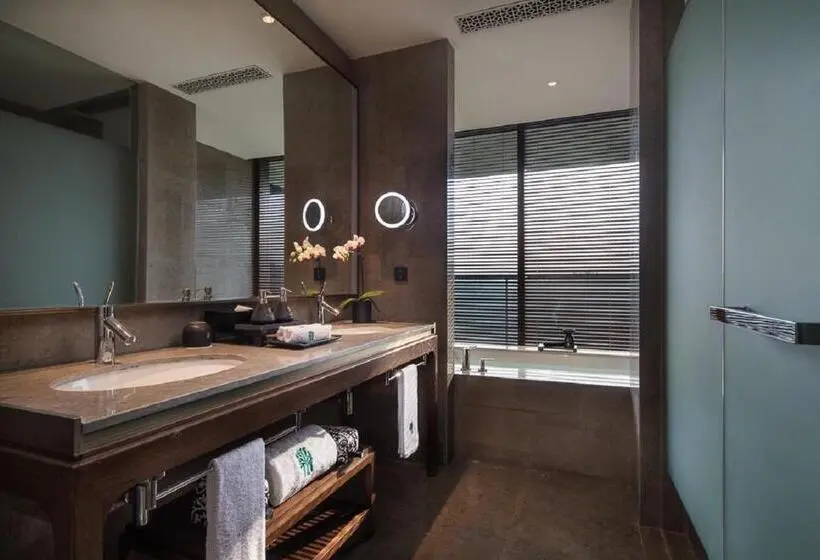 Suite with lake view, Banyan Tree Anji