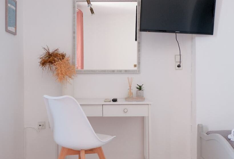 Номер Стандарт Трехместный, Pefkides Aegina Boutique Apartments