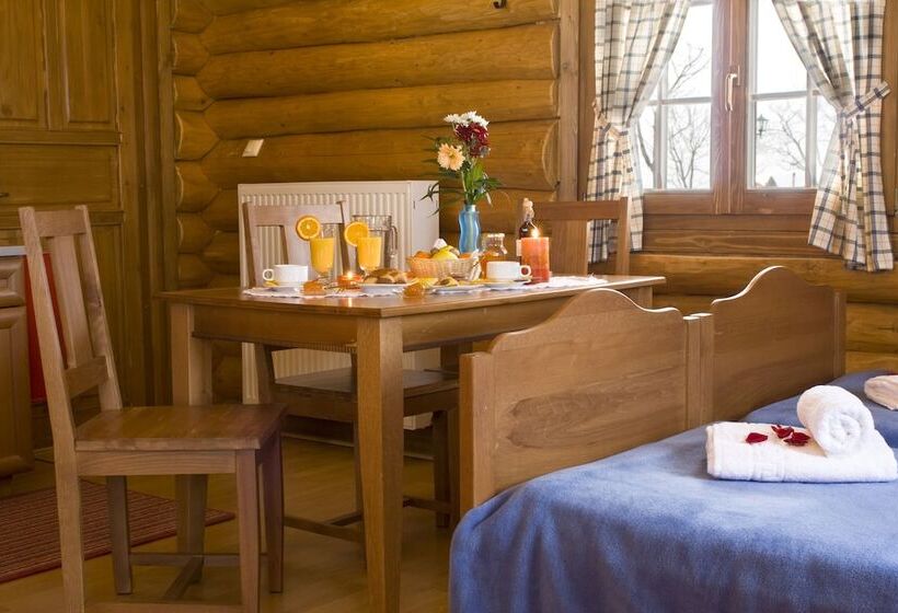 בקתת חדר, Sfendamos Wood Village